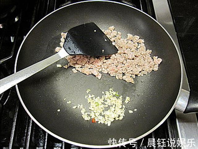 土豆的这种做法,儿子总说吃不厌,我家隔三差五就做一回,超下饭