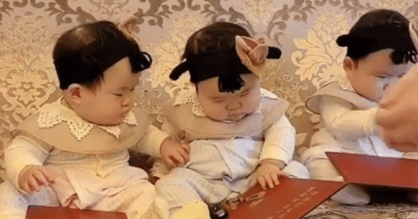 女儿|老爸为三胞胎女儿在线发“嫁妆”火了,坐在中间的孩子已经急了