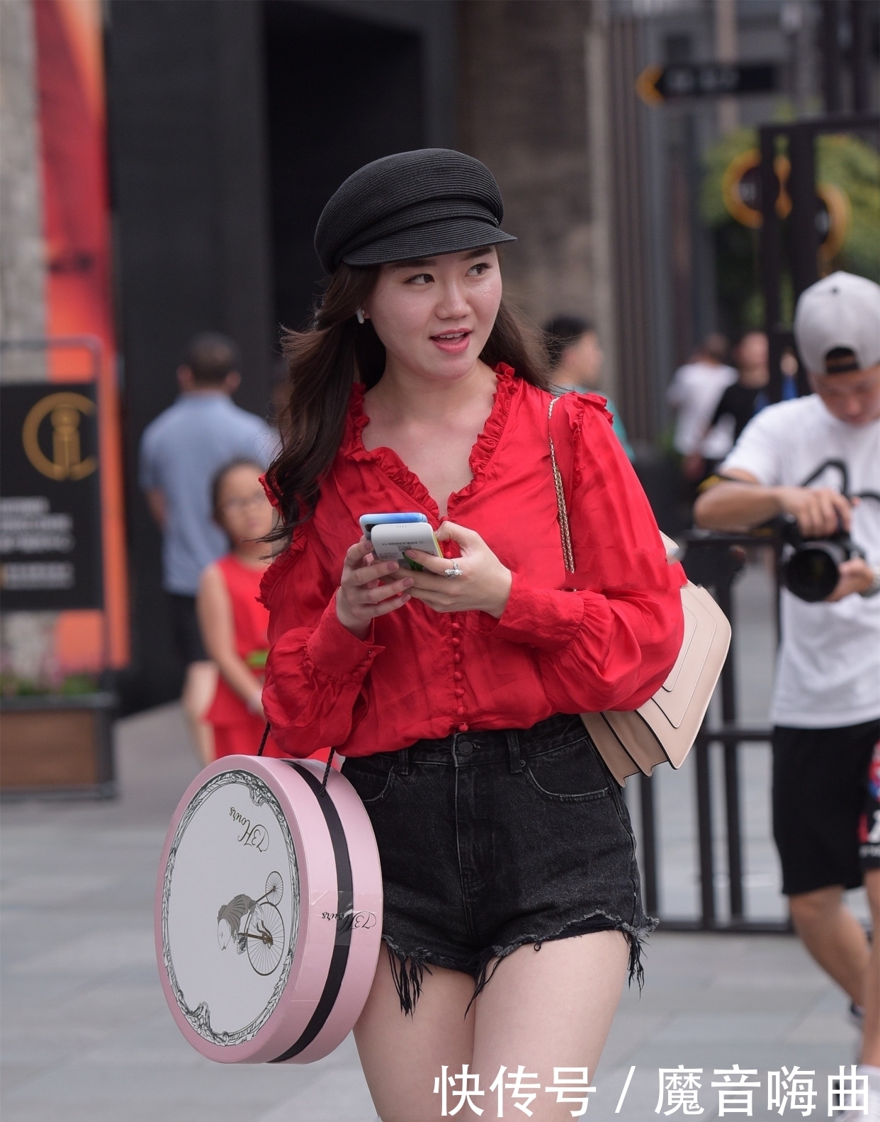 简单|衬衫搭配黑色裤子,简单大方,黑红配色显高级