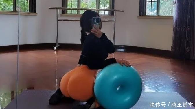 肌肉群|瑜伽健身女孩,身体柔韧性很好,腰臀比不输卡戴珊