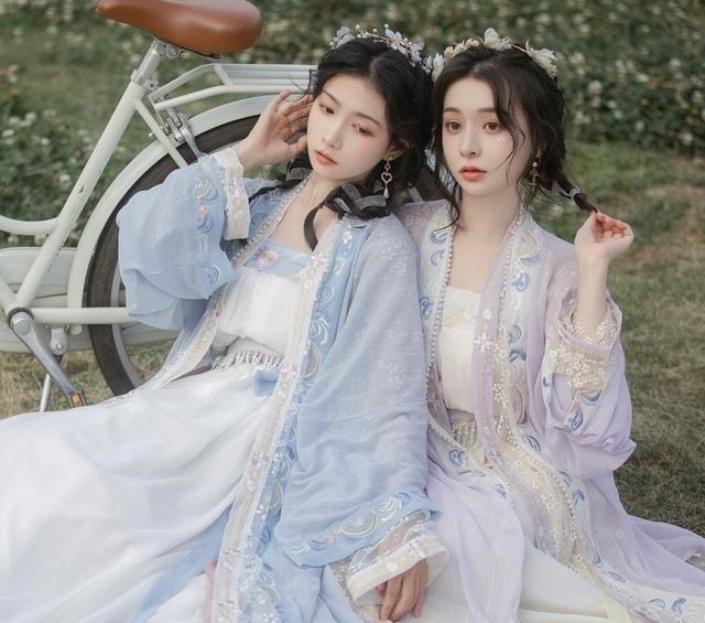 可可@汉服娘到小摊上买东西，老板“衣服很好看，就是长得不好看！”