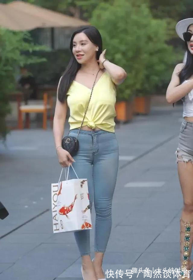 v领 紧身牛仔裤搭配V领吊带,简单利落,轻松展现傲人好身材