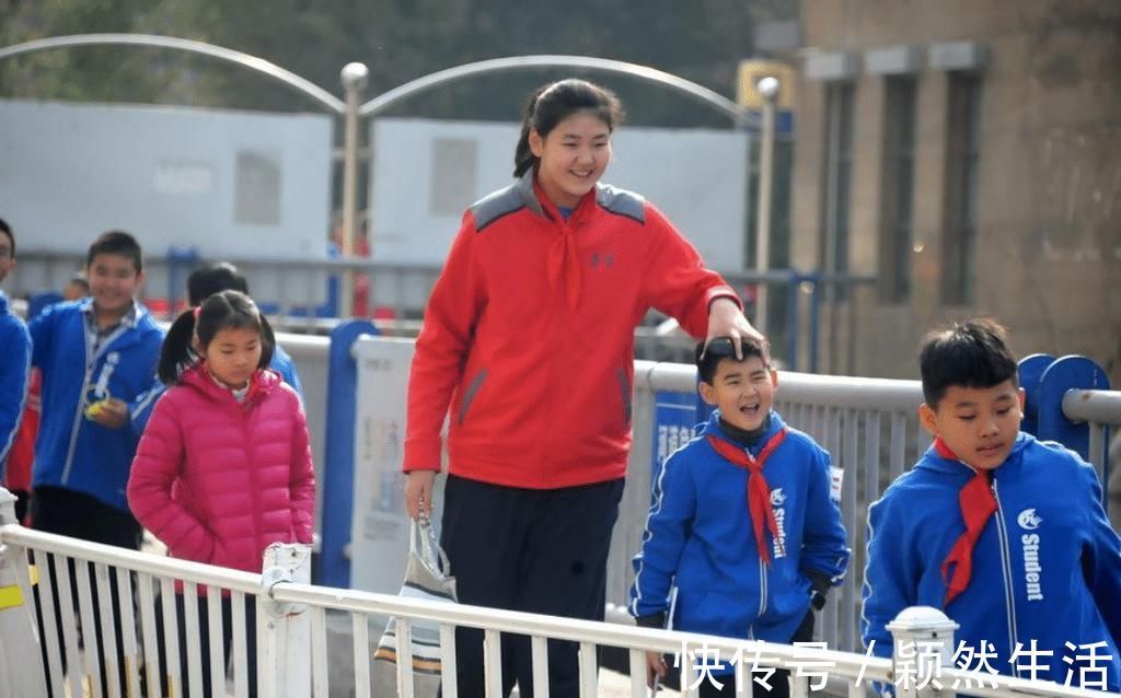 身高|初中“男女版小宇”火了,两人身高都超2米2,叫小宇的个都高?