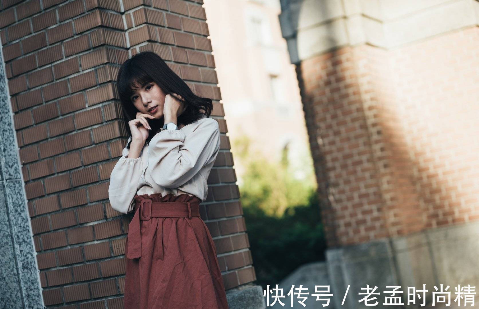 半身裙 雪纺衫设计更加优雅,下搭半身裙,展现出女性优雅文艺的气息