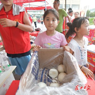 小米粥|新乡市民把吃的送到救援人员手里：亲手做的，免费吃