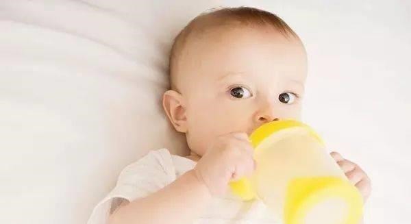 睡眠质量|给娃喂水有学问,孩子在这4个时间段喝水最佳,不要等到渴而掘井