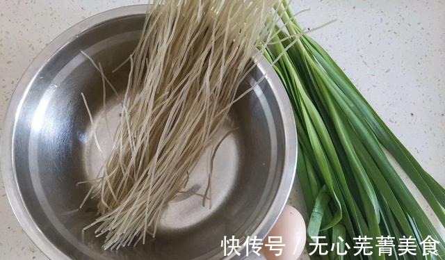 鸡蛋和粉丝一块做,炒一炒就出锅,方便简单,好吃又下饭!