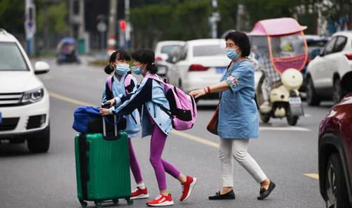 孩子|60岁高龄的失独母亲,拼命生下双胞胎,自私还是另有隐情?