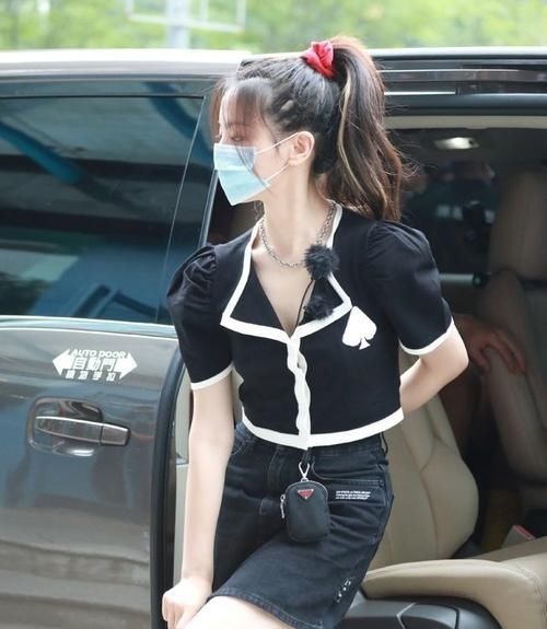 少女感|难怪会被老板一眼相中,泡泡袖上衣配短裙,美成漫画女主