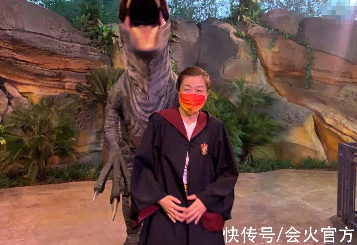 乒乓球|世界冠军丁宁疑恋情曝光！与男子街头牵手热聊，小鸟依人紧贴男方
