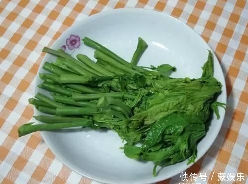 香椿炒鸡蛋,先炒香椿还是先炒蛋都错了,难怪口感不鲜美软嫩