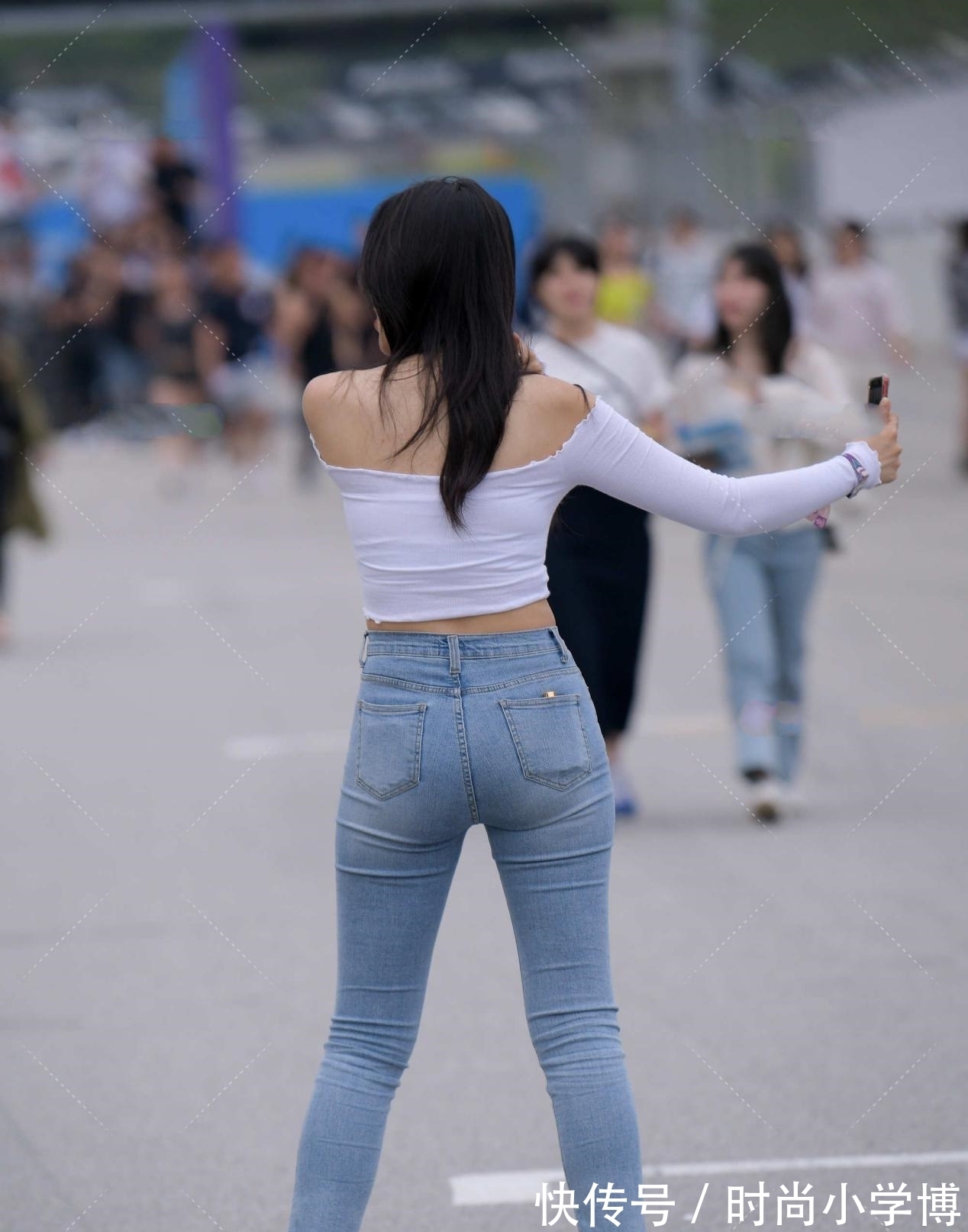 修身牛仔裤 清爽穿搭,白色一字肩长袖搭配直筒牛仔裤,简单又耐看