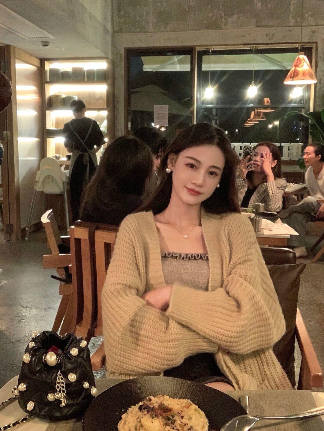 econ|秋季“毛衣”别乱穿,让博主为你演绎它的多种款式,穿出高级感