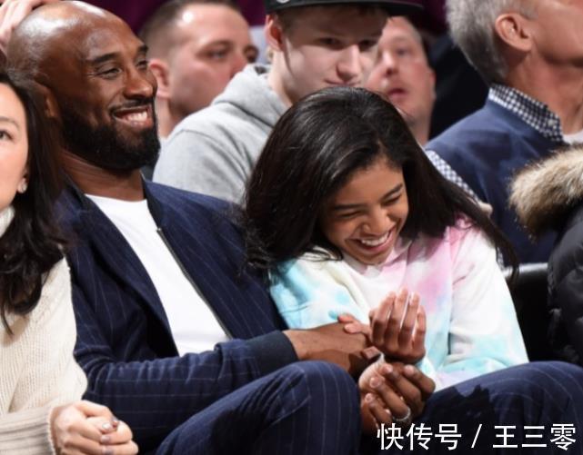 观战|追思科比!篮网官推晒飞侠父女观战大笑照:每天都在想念这笑容