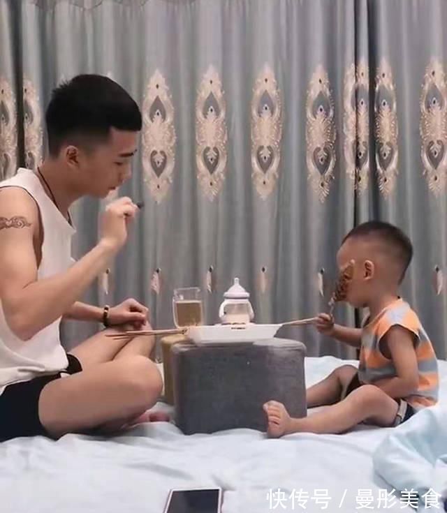 儿子|爸爸与儿子偷偷在家“聚餐”,妈妈看了不淡定,宝宝:感情深,一口闷
