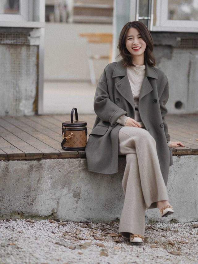 毛衣 中长款大衣的搭配指南,秋冬这样穿百搭又好看,照着穿都不会错