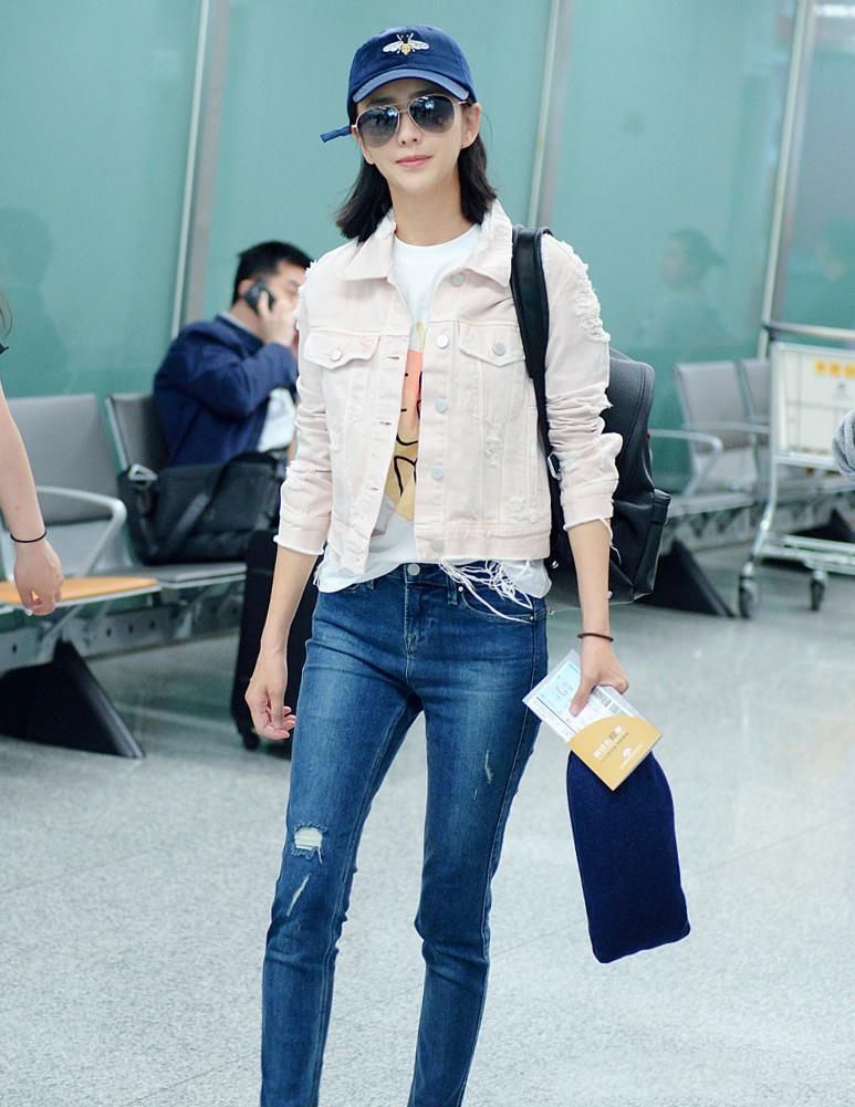 今年流行一种穿法,叫“短上衣+小白鞋”,简单时髦,明星都在穿