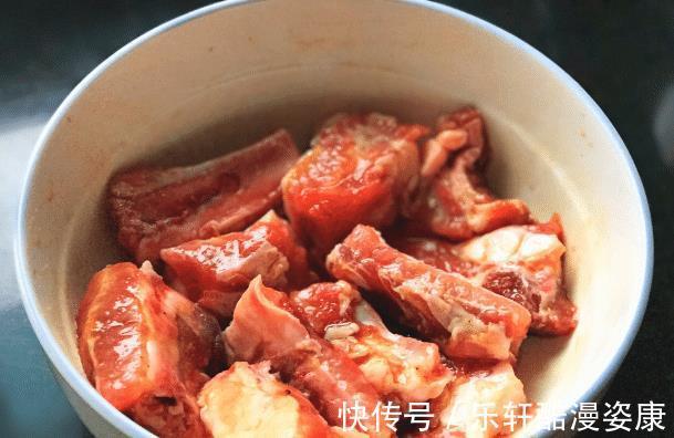做菜|用排骨做菜时，不能只会焯水，学会3招，排骨不腥，怎么做都好吃
