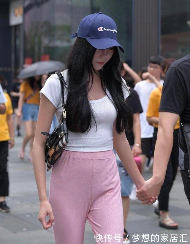 高跟鞋 美女脚上有一双尖头高跟鞋的点缀，给整体搭配注入了轻熟风的气息