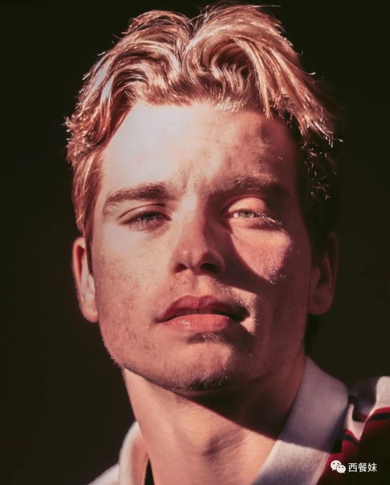 同性恋男生因涂指甲油被休学 引网友不满!25万在线请愿!