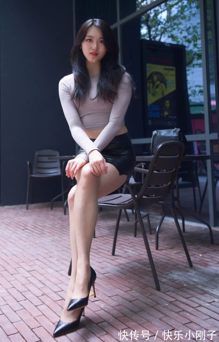 穿搭 短裙加长袖搭配高跟鞋,穿搭出时尚女神范!