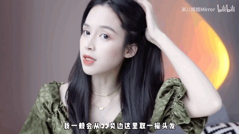 丝巾 别再披头散发了！这3个发型小技巧显嫩又高级