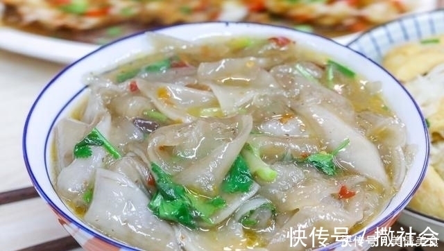 辣椒面|老家来亲戚，花两百多块钱做了11个菜招待，大伙吃了一锅米饭