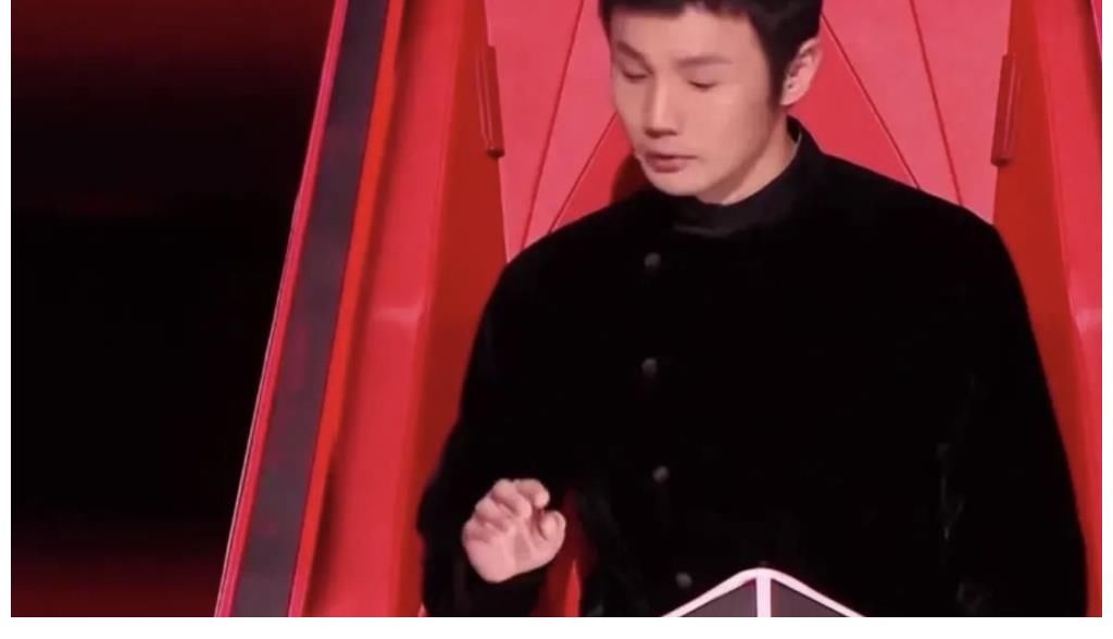 吉克雋逸|吉克雋逸真把自己當(dāng)導(dǎo)師了，李榮浩還在點評，她直接打斷自己先說