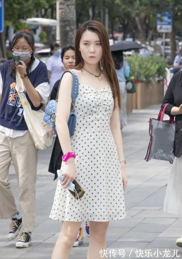 穿搭 青春朝气的连衣裙穿搭减龄显气质,修身塑形提气质,时尚十足