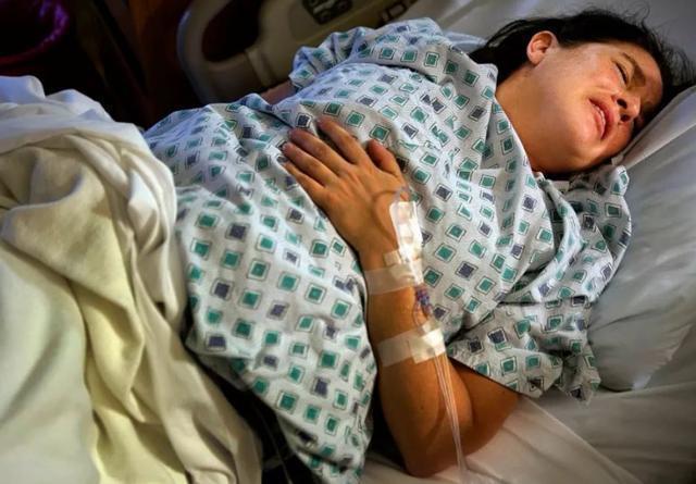 产妇|23岁宝妈，盲目跟风剖腹产，产后被催着下床时她后悔了，太疼了