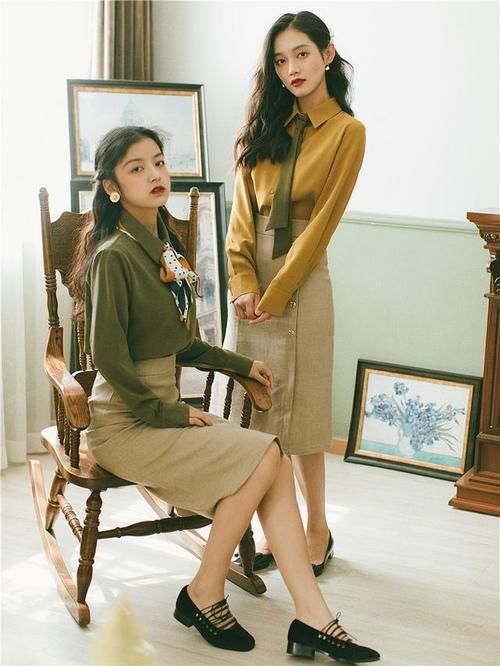 卫衣不受宠了！今年“法式衫+半身裙”正流行，洋气复古很减龄