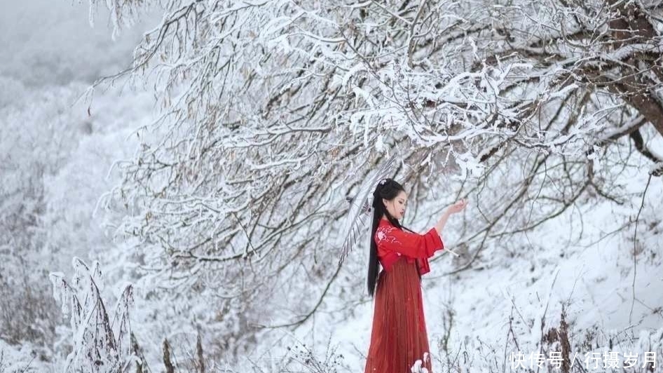 那一抹摇曳的红裙,在心里低吟浅唱