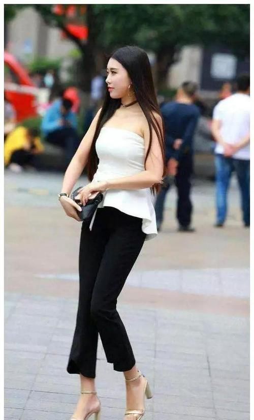 尖头高跟鞋 美女脚上搭配着一双银色的尖头高跟鞋,带着一种迷人的气息