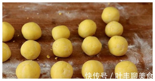 红糖|夏天要多吃南瓜,别做南瓜饼,教你1个新吃法,比吃肉还解馋