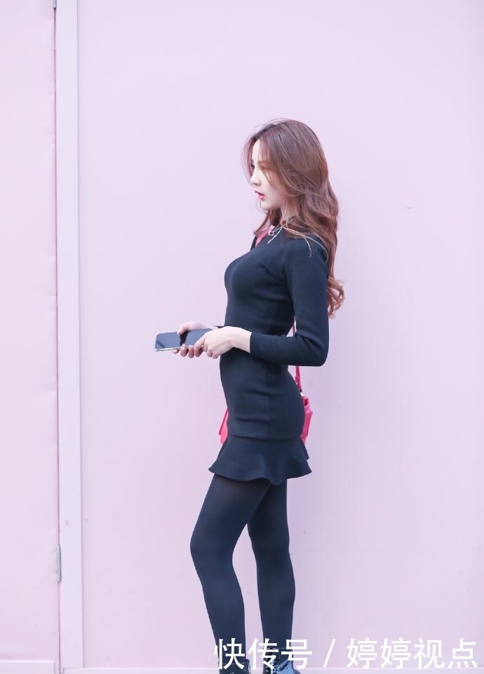 时尚的紧身连衣裙美女,高跟黑色丝袜尽显成熟魅力