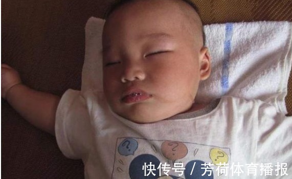 睡着|为什么宝宝睡着后坚持“投降”的动作?新手爸妈得知原因被暖到了