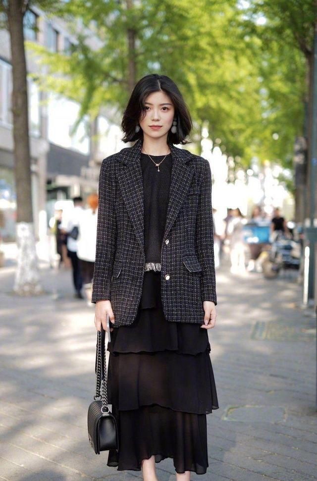 街拍：小姐姐身穿格子外套，气质优雅，大家闺秀的感觉