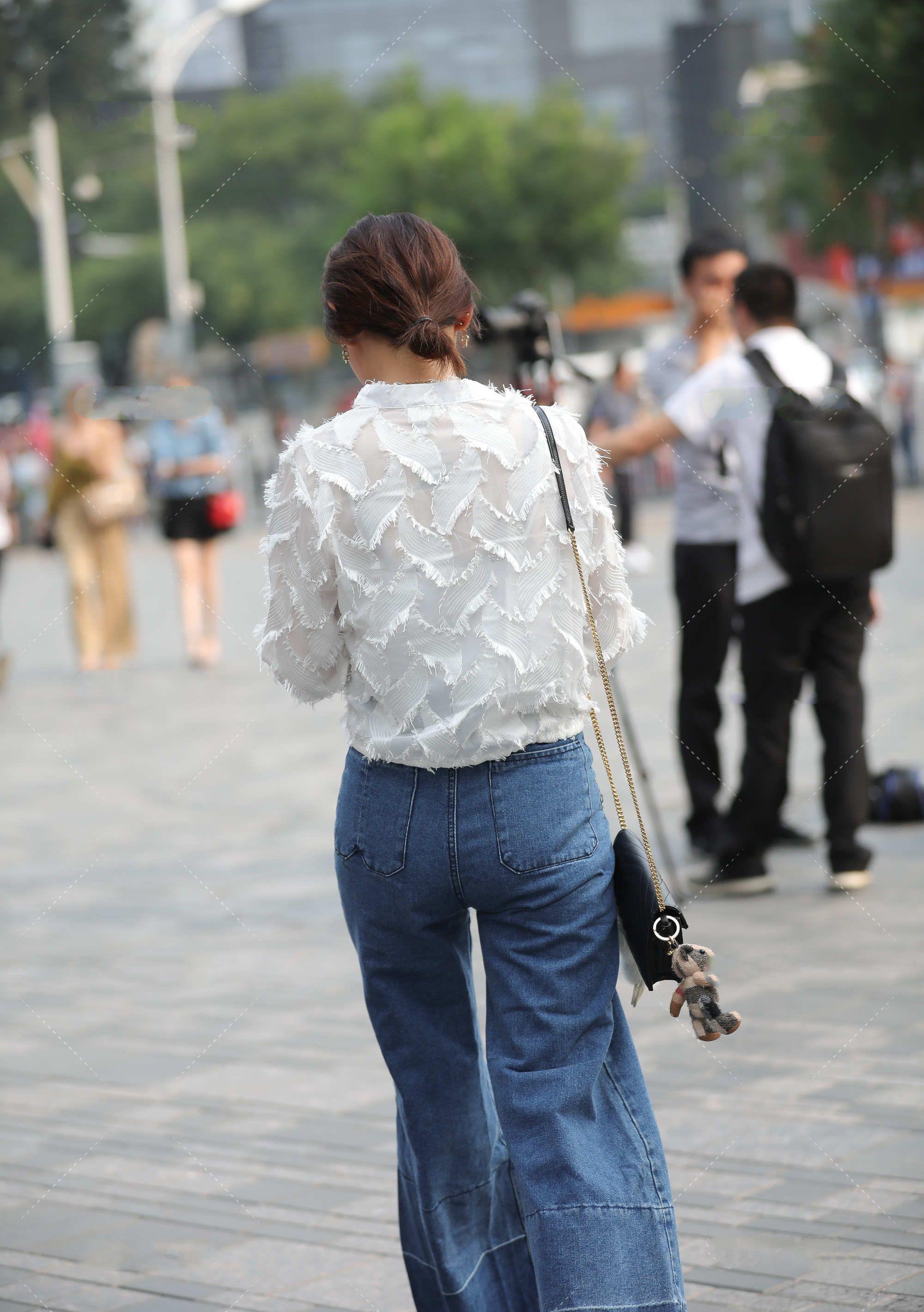 背心裙|时尚:蓝色牛仔裤很经典,阔腿裤好看又百搭,搭配白色上衣很合适