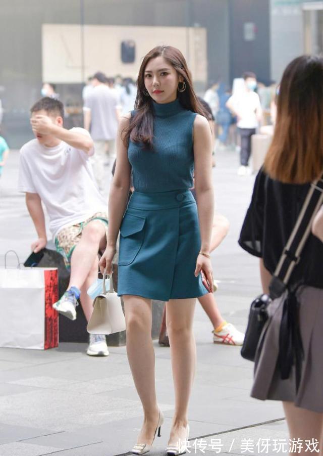 深色系 短裙搭配无袖针织服,时尚舒适有气质,值得借鉴
