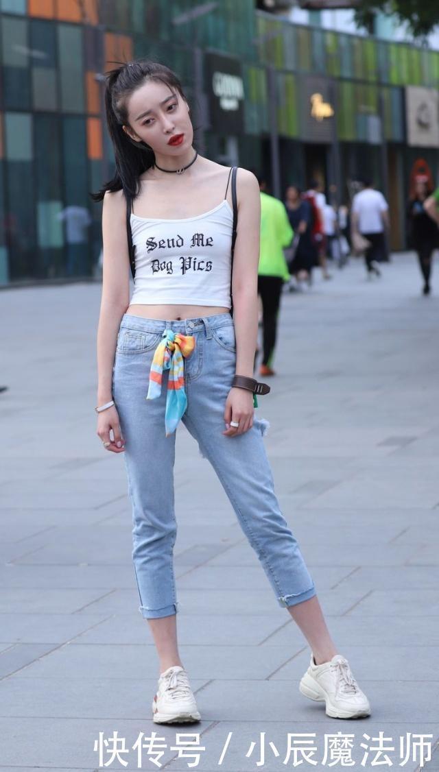 美女穿搭尽显清爽迷人的好身姿,魅力牛仔裤显青春活力十足