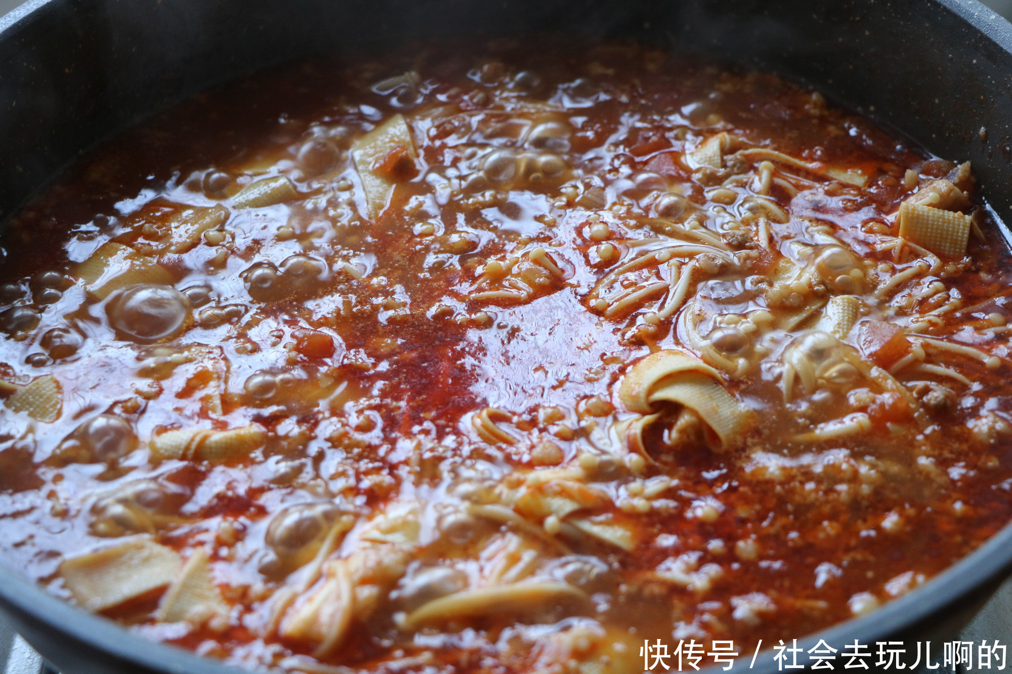 超爱|天气凉了,煮上一锅金针菇番茄汤,汤汁多,保暖又下饭,超爱吃