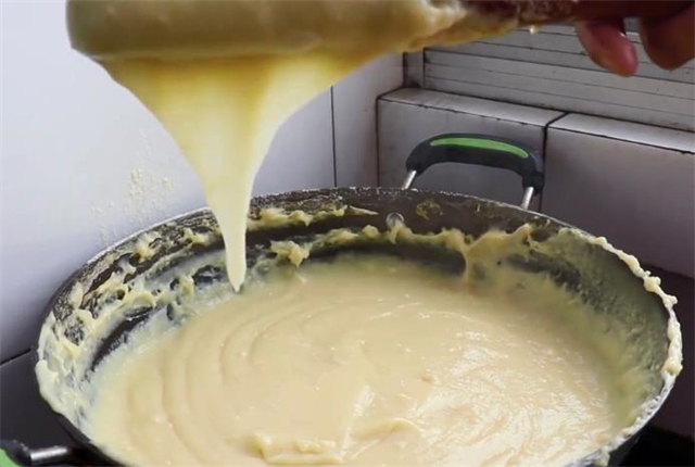 玉米面漏鱼的做法，不用擀面，不用揉面，锅里360搅，地道家乡饭