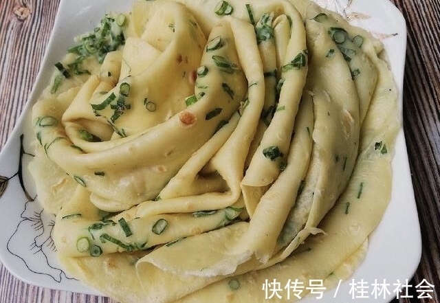 1碗大米2个鸡蛋，手不沾面，筷子搅一搅，做孩子爱吃的发糕