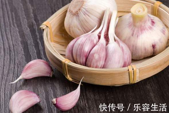技巧|新蒜大量上市,教你2个保存技巧,趁着新鲜多买点,够吃一整年