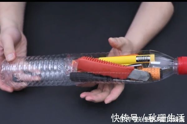 今天才知道，2个塑料瓶套在一起很厉害，解决了生活中一大难题