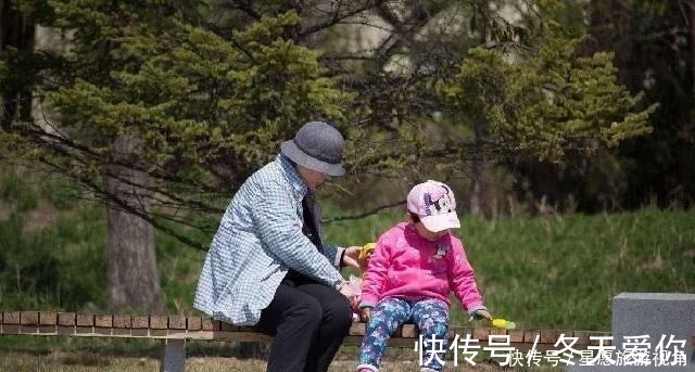 打麻将|老人“假带娃”流行,表面上尽职尽责,背后真实做法让宝妈心寒