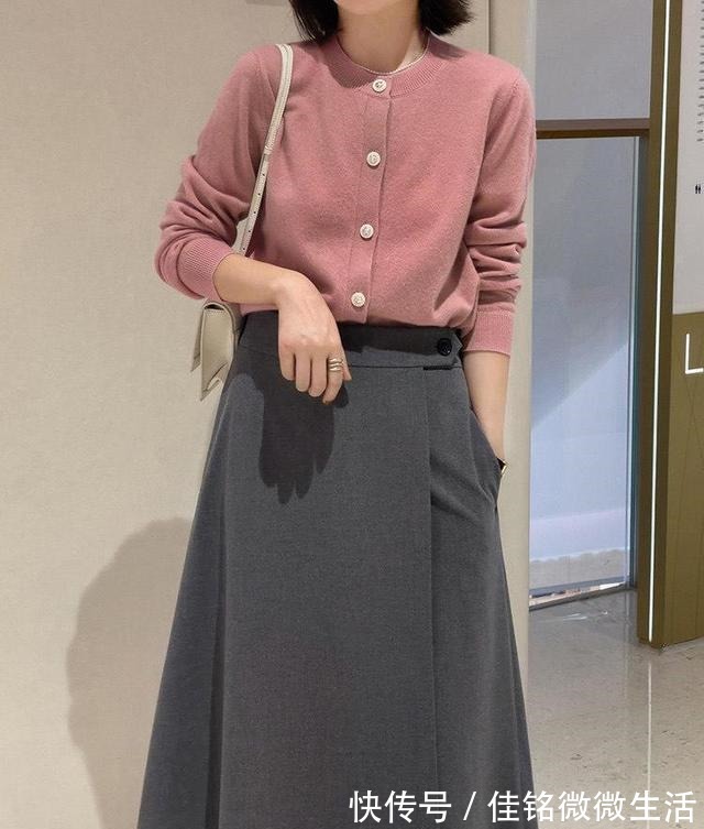 搭配 秋冬,怎么穿半身裙才洋气,搭配卫衣或者针织衫,简约洋气又优雅!