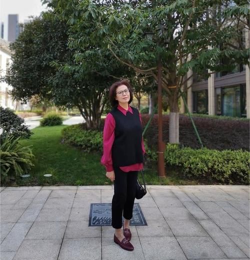 60多岁的女人，开春少穿修身裤+卫衣，九分裤+衬衫时髦又优雅