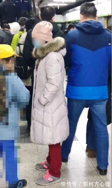 大人|妈妈在地铁里让孩子当众下跪,父母粗暴惩罚对孩子的伤害有多大?