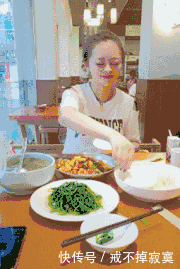 拍照|妹子，你心可真大啊，在大街上呢，那样的拍照姿势就不觉得尴尬吗